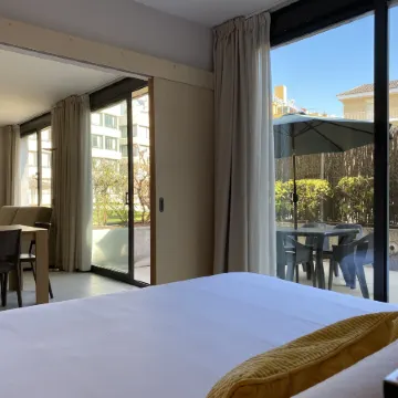 Atenea Park Suites & Apartments Отели рядом с достопримечательностью «Пляж Кунит»