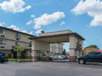 Quality Inn & Suites Detroit Metro Airport Hôtels à : Romulus