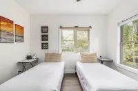 Overlooking Shoreline 2BDR Chalet 18396 Hotels in Joyfield Township