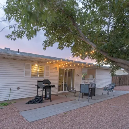 3 Bedroom With Stunning Yard Close to Horseshoe.