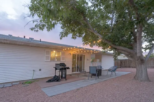 3 Bedroom With Stunning Yard Close to Horseshoe.