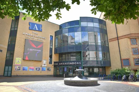 DoubleTree by Hilton Woking Отели рядом с достопримечательностью «Масджид Шах Джахан»