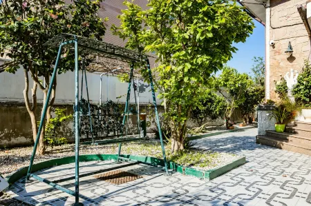 Live Laugh Love Beach Guest Home with AC Отели в г. Валонгу