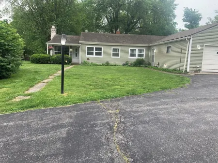 Cozy Cottage - 14 Mi. S. of Indianapolis in the Greenwood/Bargersville Area Отели в г. Джонсон