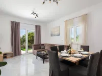 Contemporary Apartment with Terrace and Spacious Garden Hôtels à : Kastel Kambelovac