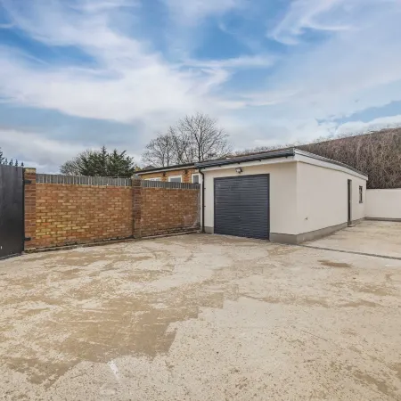 Chic and Comfy 4 Bedroom Stay Baylis Road