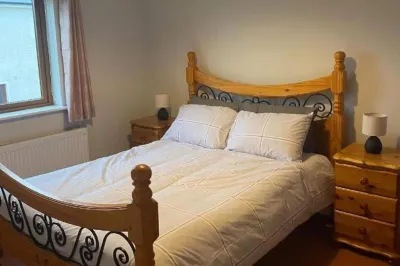 3 Bedroom House-Sleeps 5-Garden-Parking-Dromahaire Hotel a 