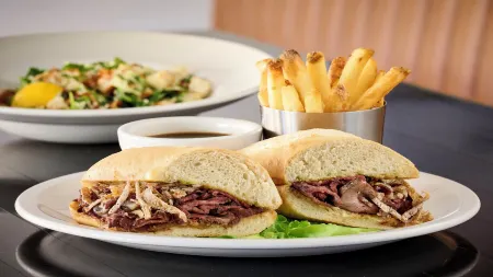 Holiday Inn OTTAWA DWTN - PARLIAMENT HILL by IHG Отели рядом с достопримечательностью «Бичвуд Фунерал, Семетери энд Кремейшен Сервисиз»