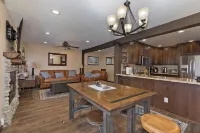 Mammoth Condo, 2 Beds+ 2 Baths, Next to Canyon Lodge-Mammoth Ski & Racquet Club