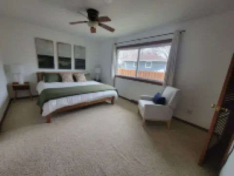 The Gwen // Charming 2-bedroom upstairs apartment in quiet duplex