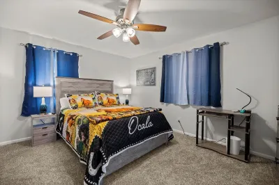 Cozy 3/2 home, 11 miles to WEC, fenced, pet-friendly, strong WiFi and game room Hotels near Silver Springs State Park Campground
