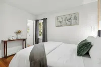 Cozy Home one block from The Creek Golf Club