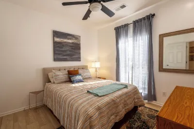 Charming Charlotte 3-bedroom house, Fenced Yard, 5 Mins to Carowinds, WiFi, Pets 리버게이트 주변 호텔