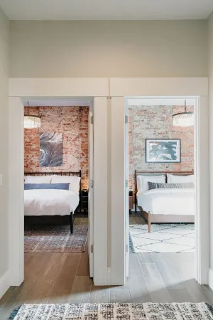 The Eleanor- Modern Downtown 2 Bedroom Apartment Отели рядом с достопримечательностью «Адена Стейт Мемориал»