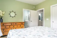 6 BR/6 Ba w/ Pool & Hot Tub, ample Parking, close to Beach & Downtown!