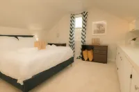 Modern Comforts with Smart Amenities - Stylish Cozy Oasis