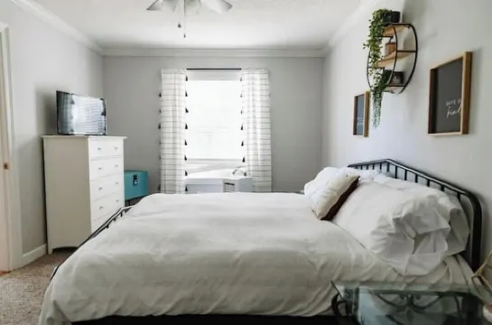 Cozy Midtown Mobile Home; Fireplace & Pet-Friendly