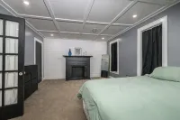 Downtown Dover Renovated Apt, 3 beds, WiFi, Private Parking
