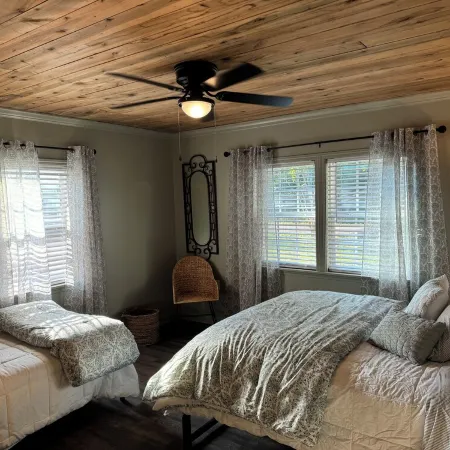 Hideaway House! Cute Cute! - Pet Friendly!