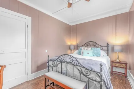 Close to Hospital and Downtown, Eastside Bungalow, Dogs Welcome + Fee Отели рядом с достопримечательностью «Publix Super Market at Renaissance City Center»