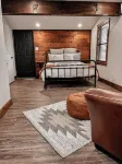 Charming 2BR Bunkhouse in the heart of the Texas Hill Country!