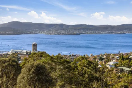 Spectacular Views - 5 Bedroom House and Unit - Free Parking - Free Wifi