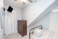 Cozy 2- bedroom w/ patio mins from Midway Airport