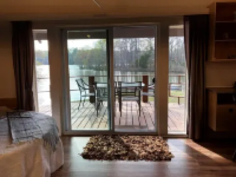 Cozy Cabin on Lake, relax and recharge. Enjoy boating, fishing and swimming. Hotels in Walker County