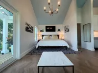 Waterfront luxury bungalow with private beach, paddleboards, kayaks and bikes! Hotels in Jensen Beach