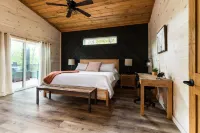 Modern, new cabin in tranquil Broken Bow/Hochatown with all the amenities