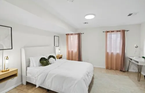 1-Bdr apartment 3 min walk from train to NYC -warm interior design