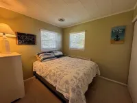 Beachside Cottage on Sapphire Lake Hotels in Lake Township