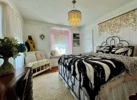 Beachy Chic Seaside Retreat-gas fireplace & firepit, steps to beach, prom & town