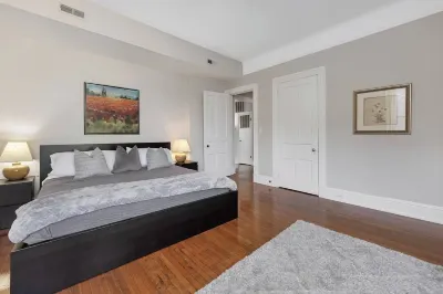 Spacious and Sunlit 2 Bedroom Near Eden Park 신시내티 동식물원 주변 호텔