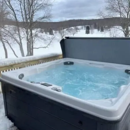 Boyne Mountain RetreatPet Friendly, WI-FI, Linens, 2 Car Garage
