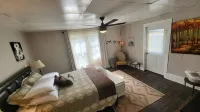Yogi Nature Stay #2 3 beds with spa shower, smart tv across the street from UPMC