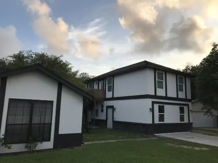 1 Queen / 4 twins/ sleeps 6