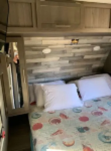 “Big Shirley” in Sunny San Leon