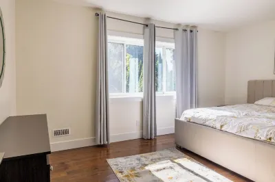 Luxury 5-Bed London Retreat: Heated Pool, Hot Tub & Sauna!! - Ultimate Comfort! Hotels near Marshalls
