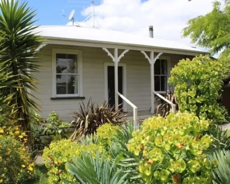 Character cottage stone's throw from The Square Hotels in Martinborough