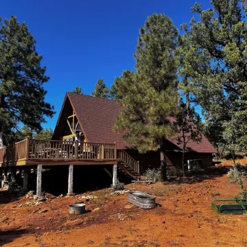 Beautiful cabin, stunning view, spacious deck. Price includes cleaning fee, etc.