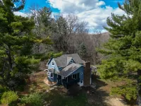 The Trimbelle Cottage: Secluded Riverside Retreat on 7 acres, with Hot Tub!