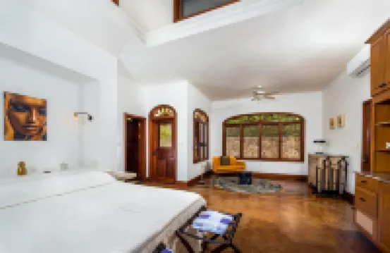 Sophisticated Oceanfront Villa, Beach Access