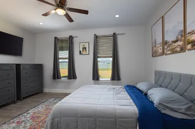 Cozy & spacious 4-bedroom house in Del Valle.  Minutes to COTA, Tesla, & I45