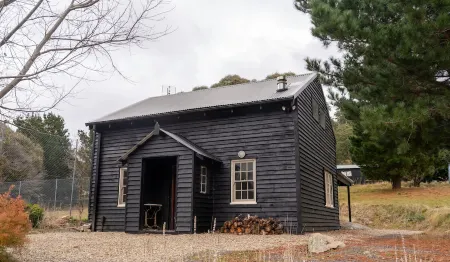 Charming renovated cottage close to Perisher Ski Tube, Crackenback Отели рядом с достопримечательностью «Lake Crackenback»