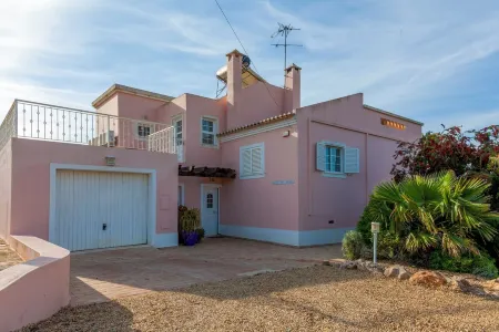 Beautiful, spacious villa with solar pool & games room