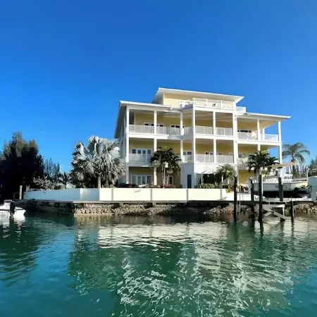 Luxury 2/2 Sleeps 6. Grand Bahama Condo w/ POOL, Boat Dock plus close to BEACH!