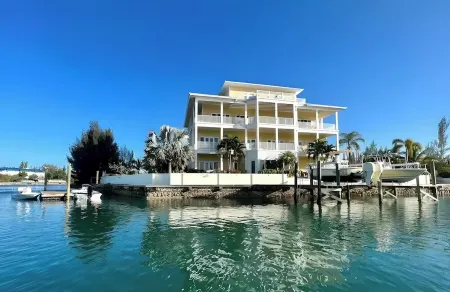 Luxury 2/2 Sleeps 6. Grand Bahama Condo w/ POOL, Boat Dock plus close to BEACH!