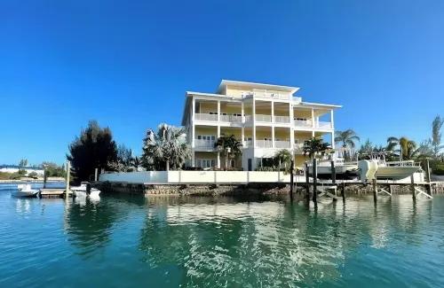 Luxury 2/2 Sleeps 6. Grand Bahama Condo w/ POOL, Boat Dock plus close to BEACH!