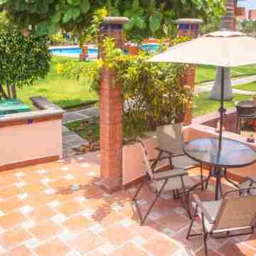 Pool view, Steps from Beach...Brand New Hotel Exterior